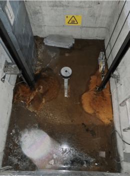 Zalany szyb windowy: Jak skutecznie pozbyć się wody?